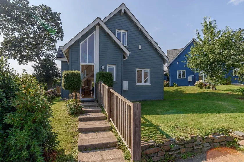 Luxurious 3 bedroom Villa (7) in Trewhiddle - Image 1