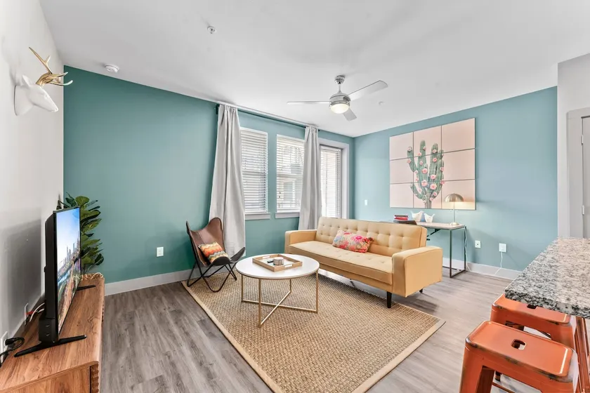 Airy 1BR luxe suite close to Downtown w/ fast WiFi - Image 1