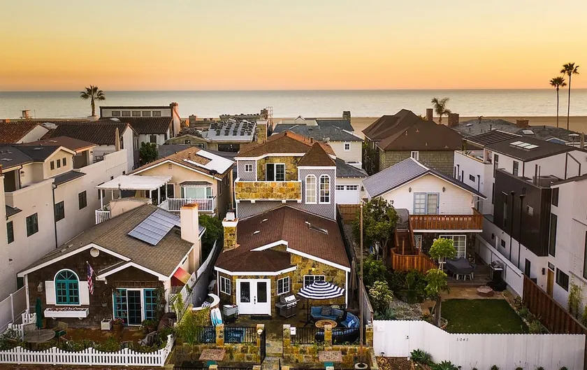 Sand Castle by Avantstay Beach House on Balboa Peninsula w/ Patio & Hot Tub - Image 1