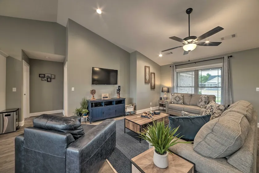 Cozy Murray Retreat Near MSU & Local Eateries - Image 1