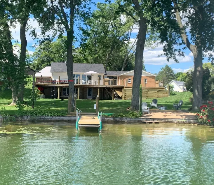 Miner Lake Lakefront Beach Cottage for Family Fun - Image 1