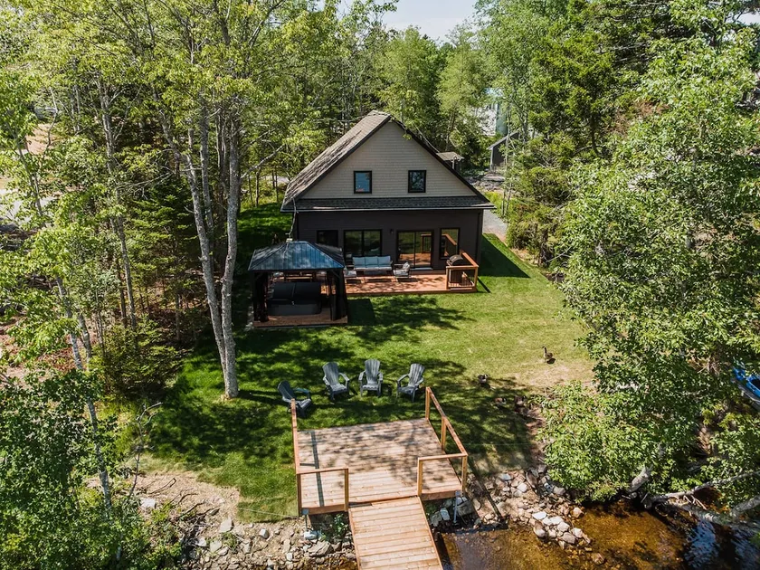 Mount Uniacke Lakefront Cottage - Image 1