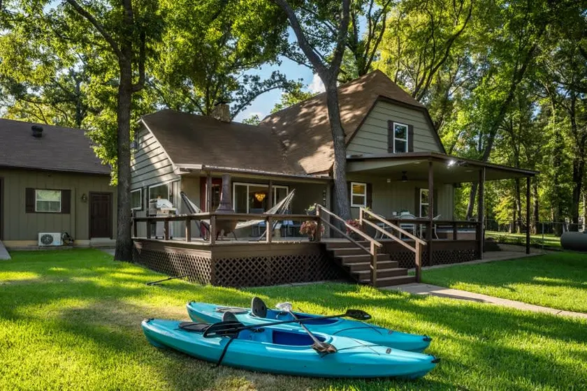 20 Guest, Lakefront Retreat, Hot Tub, Jet Ski Rental - Image 1