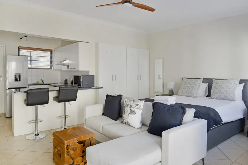 Modern Apt with Garden Pool and Gym in Sea Point - Image 1