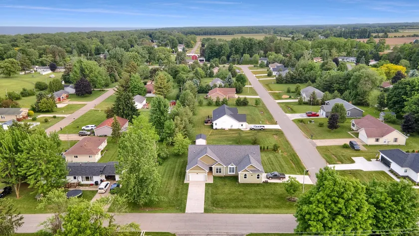 Paradise Cove: Sleeps 6 w/Hot Tub, Walk to Beach & Downtown - Image 1