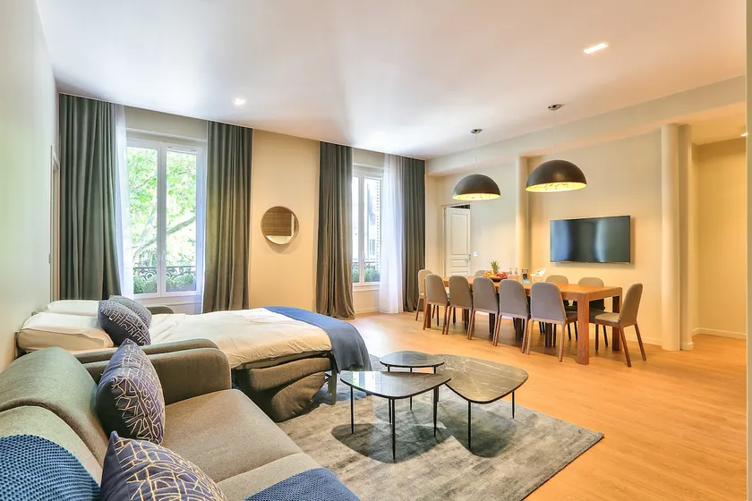 119 - Urban Spacious Apartment Sebastopol - Image 1