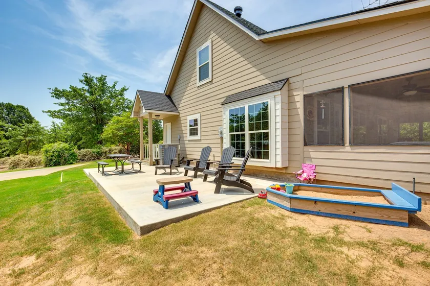 1/2 Mi to Lake Texoma: Home w/ Fire Pit & Grill! - Image 1