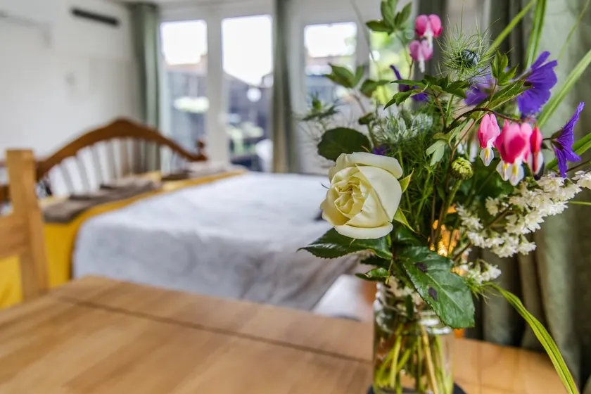Bright and airy garden studio - Image 1
