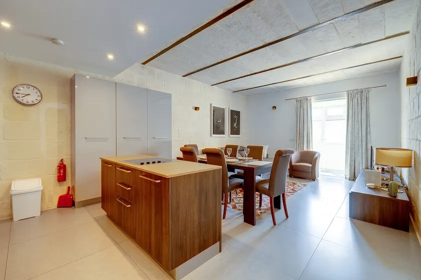 Luxurious 2BR Apartment in Valletta - Image 1