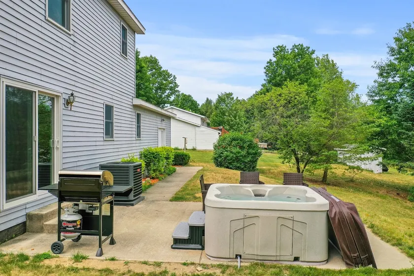 LONG LAKE RETREAT- Hot tub, Pool table, Firepit - Image 1
