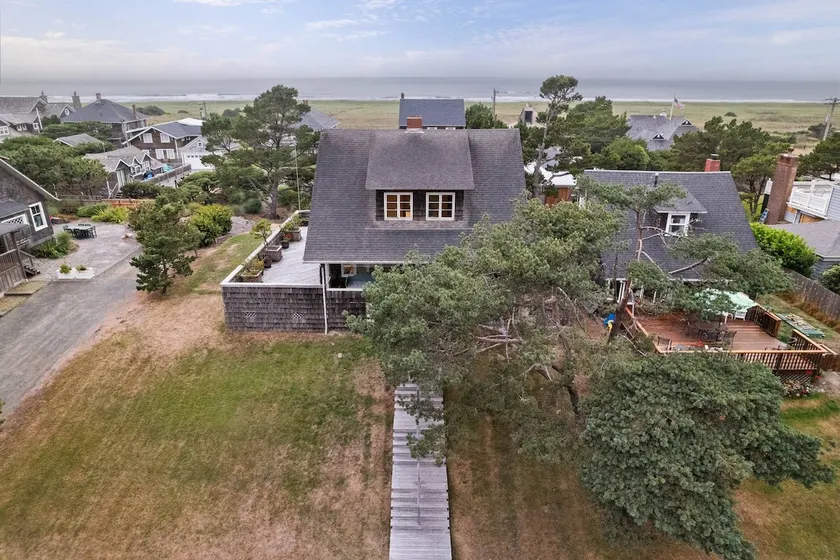 Relaxing Beach Vibes on Quiet Ridge w/ Fireplace and Private Deck, Walk to Beach and Close to Golf - Image 1