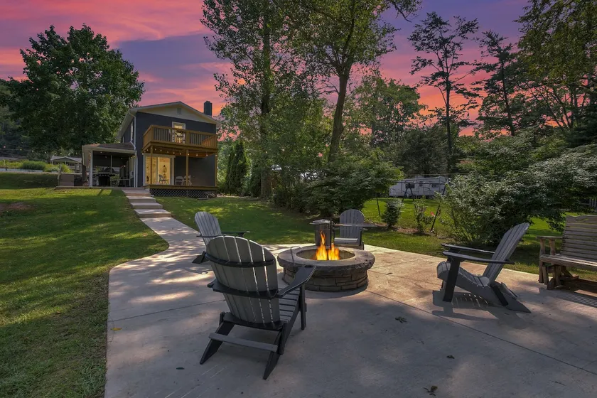 Frog Hollow Lodge | Riverfront, Fire Pit + Kayaks! - Image 1