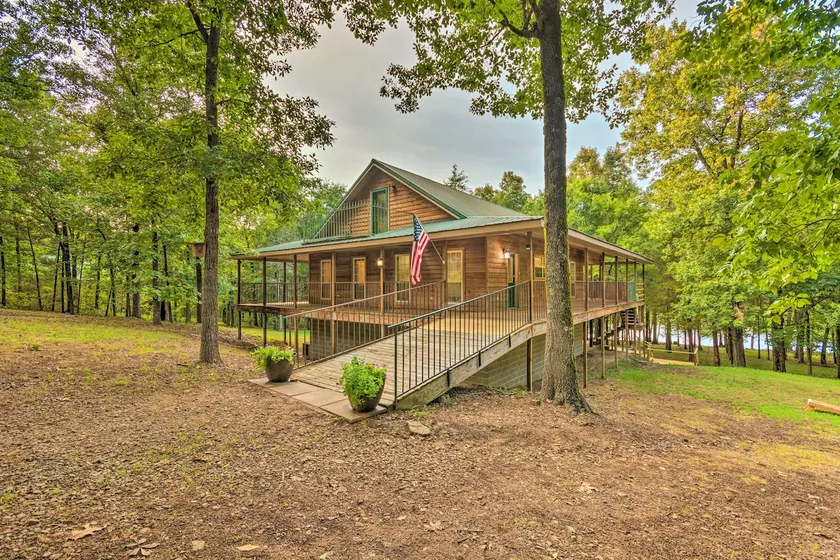 Deck + Fire Pit: Lakefront Hideaway in Scranton! - Image 1
