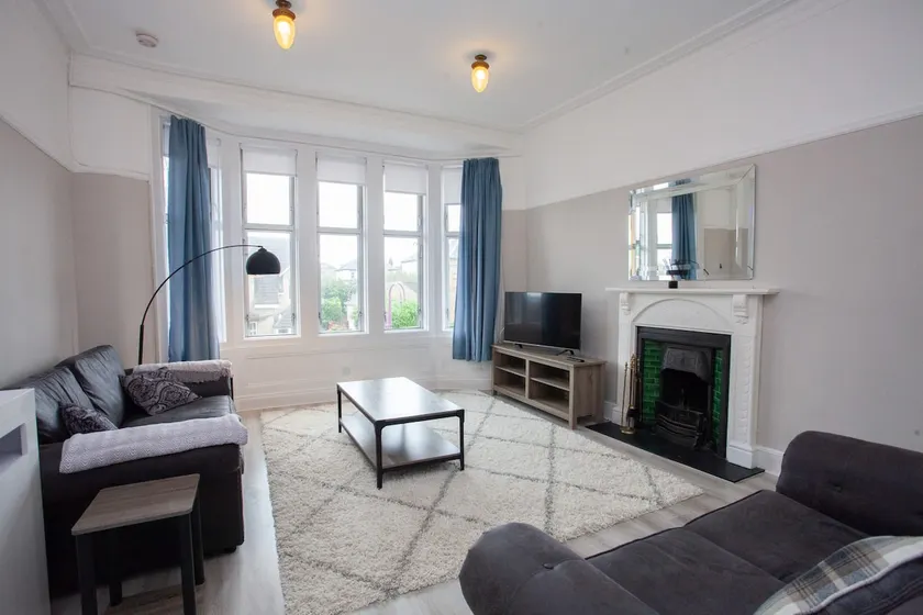 Charming 2 Bed Flat in Giffnock - Image 1