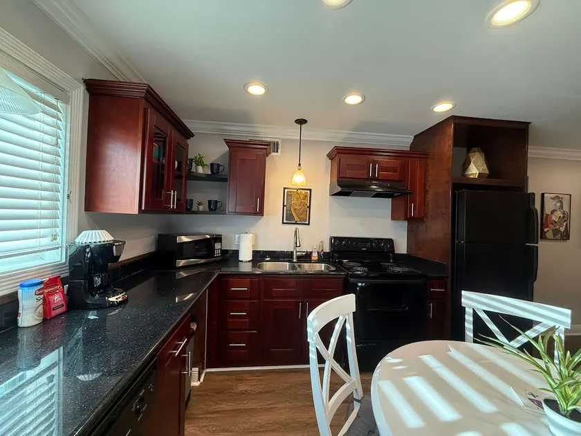 Parking | 5 min downtown | WD | TV bedroom | Pool - Image 1