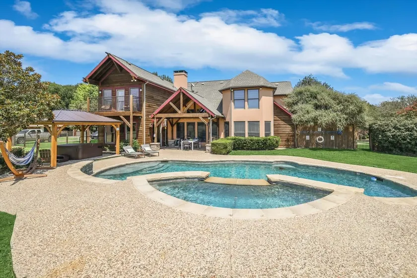 Rustic Cabin Mansion - Hot tub, Gym, Cinema, Pool - Image 1