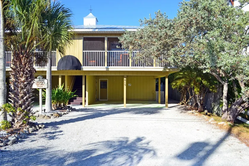 Short walk to beach, access to heated pool - Image 1
