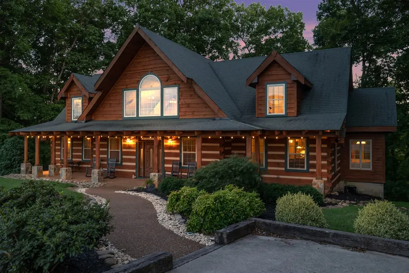 Welcome to 'Logging Off' our stunning Log Cabin 35 mins from Downtown Nashville - Image 1