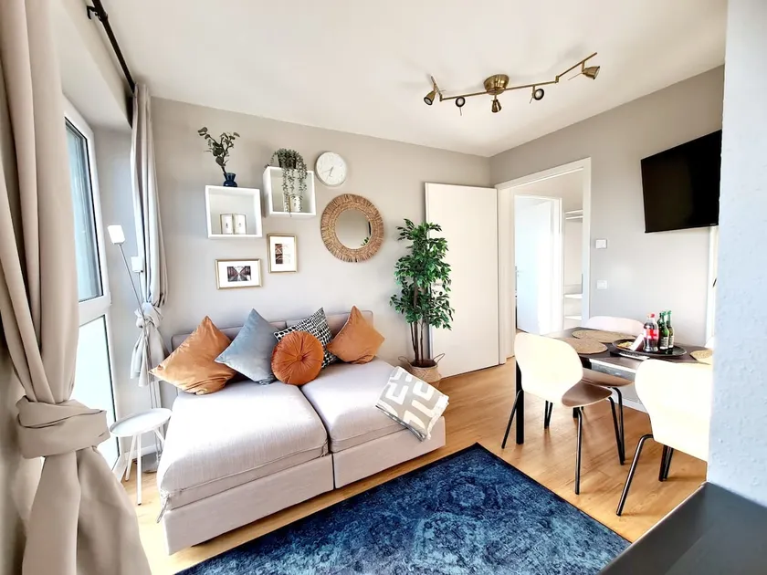 Urban Living - Top Floor Apartment - Image 1