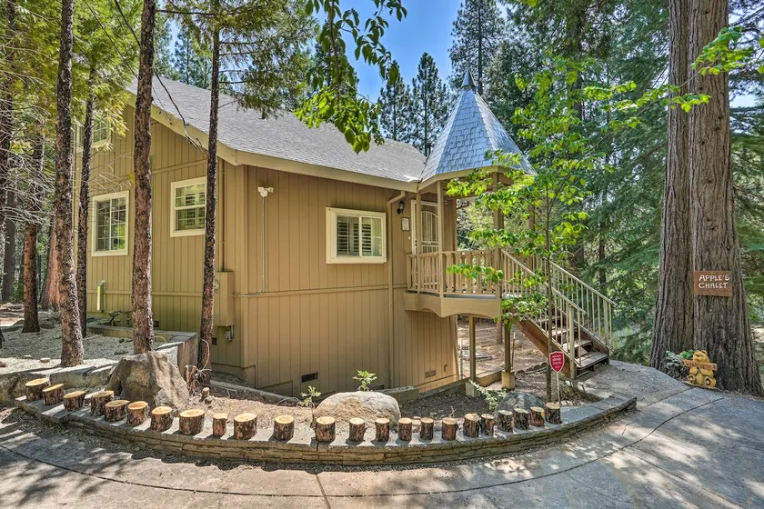 1 Mi to Jenkinson Lake: ‘Apple’s Chalet’ w/ Deck - Image 1