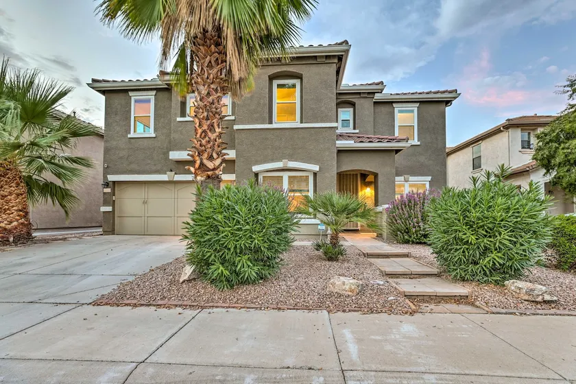 Heated Pool & Hot Tub: Family Home in Gilbert - Image 1