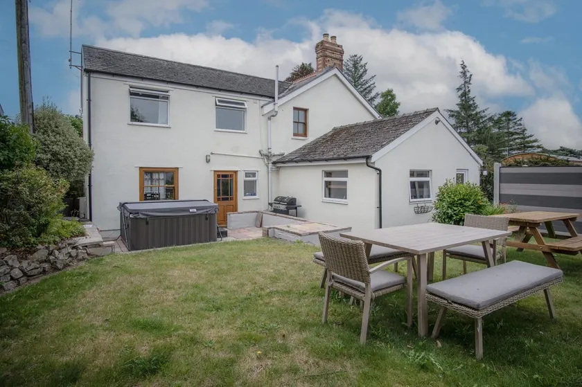 Pendeilo Villa - 5 Bedroom Holiday Home - Amroth - Image 1