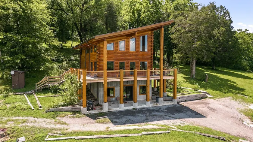 Panoramic Paradise 3BR Cabin with Idyllic Views - Image 1