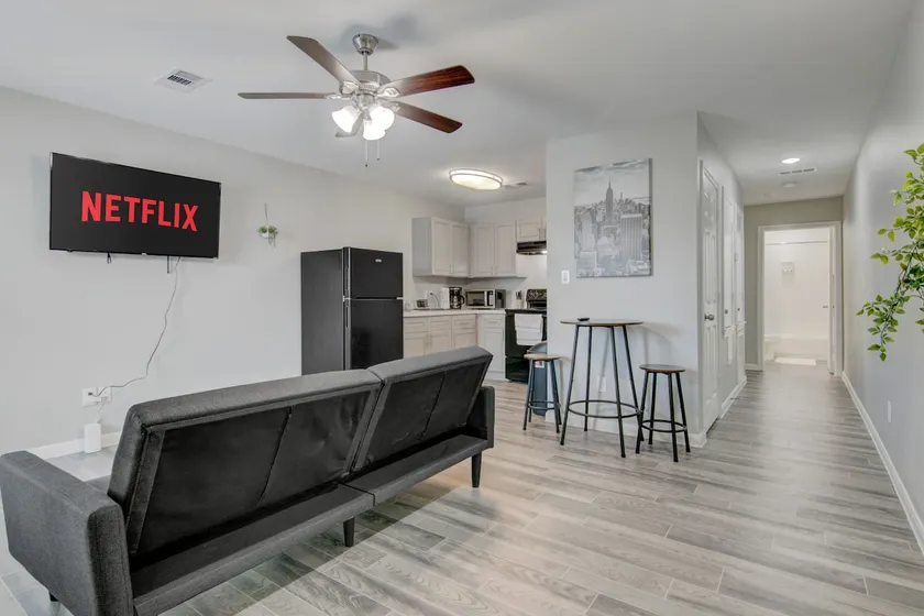 Modern 1BR / 1 BA Apartment - Image 1