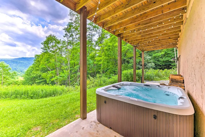 Slaty Fork Escape w/ Mountain View + Hot Tub! - Image 1