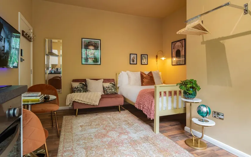 Bright, quiet studio with a garden view - Image 1