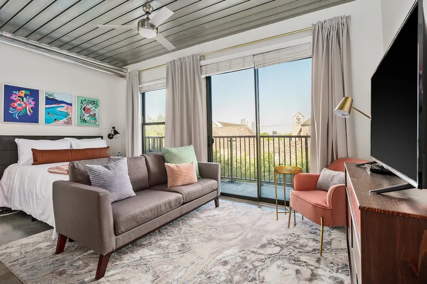 Lodgeur | Queen Studio Loft + Parking | Midtown - Image 1