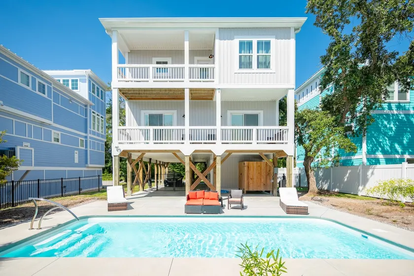 Paradise Pointe by Oak Island Accommodations - Image 1