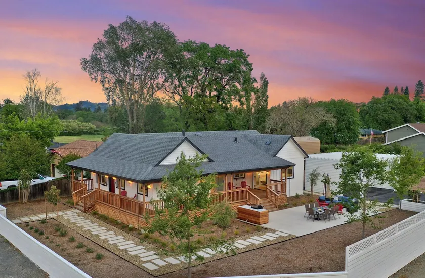 Walk to Plaza - Vineyard views, Tastings Included - Image 1