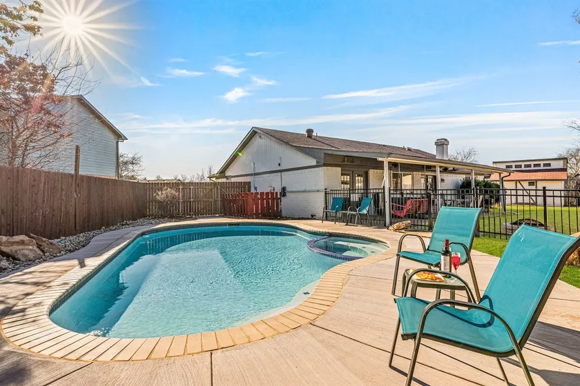 20 Min to Stockyards*Pool*Hot Tub*Kin Bed*Arcades - Image 1
