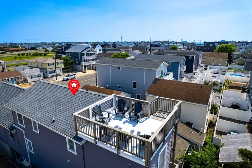 The Lighthouse- Gameroom, RooftopDeck! Beach badges,chairs,cart incld - Image 1