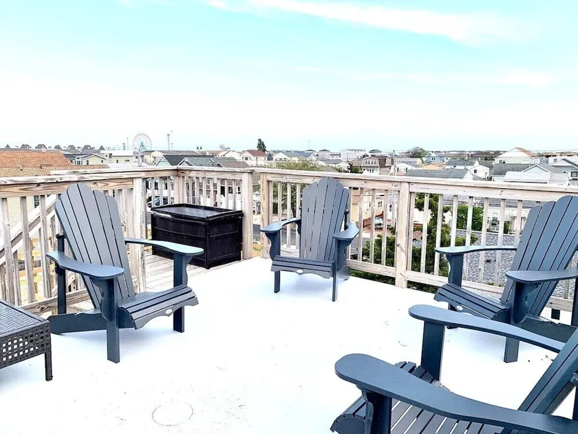 Salty Life-Spacious 8BR Beach House with Game Room - Image 1