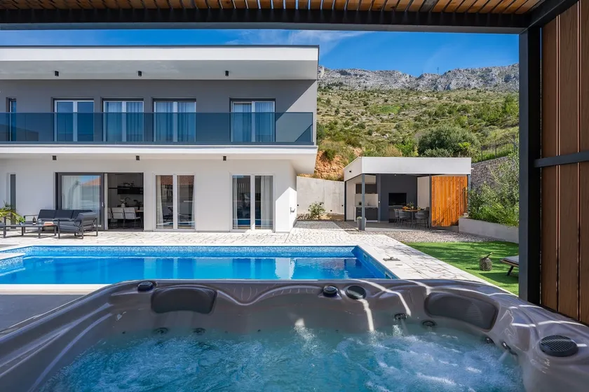 Villa Hill mit privatem 32m2 großem beheiztem Pool und Hydromassage, 4 Schlafzimmer mit Bad, 200m vom Sandstrand entfernt - Image 1