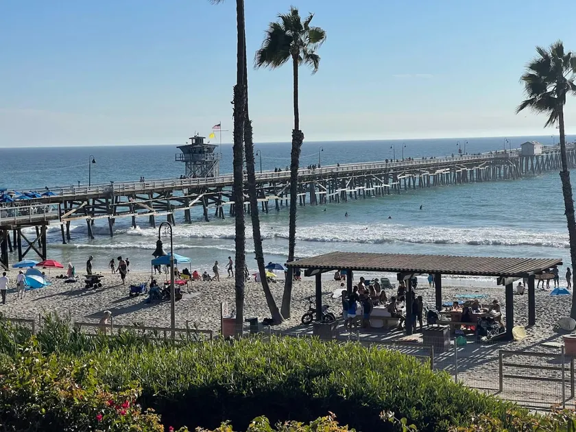 Walk to Beach - KING Apt In #1 Area! - AB - Image 1