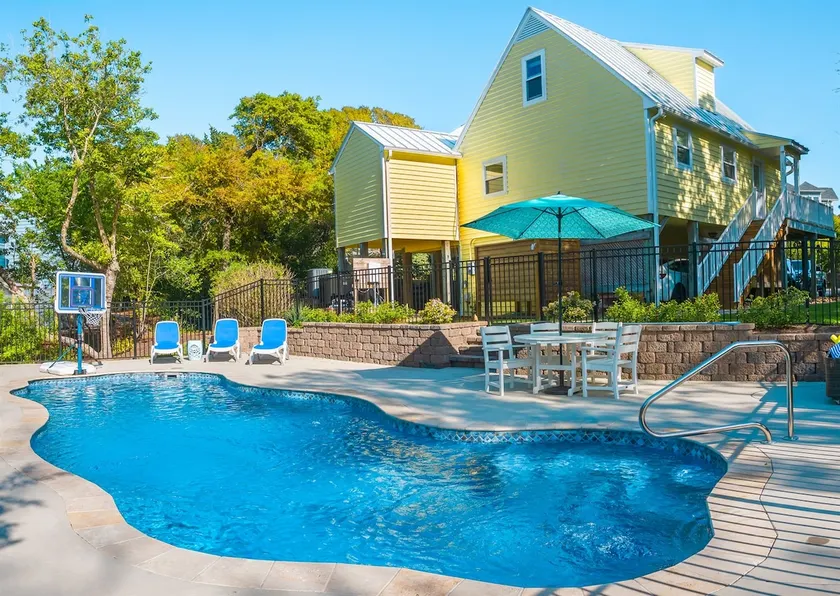 Heated Pool, 2-min Walk to Beach, Sleeps 10 - Image 1