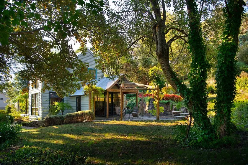 Storybook Cottage-surrounded by beautiful gardens - Image 1