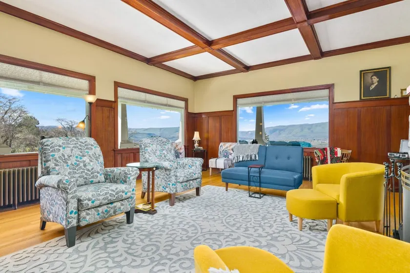 Stunning Views of the Gorge, Huge Deck, Billiards - Image 1