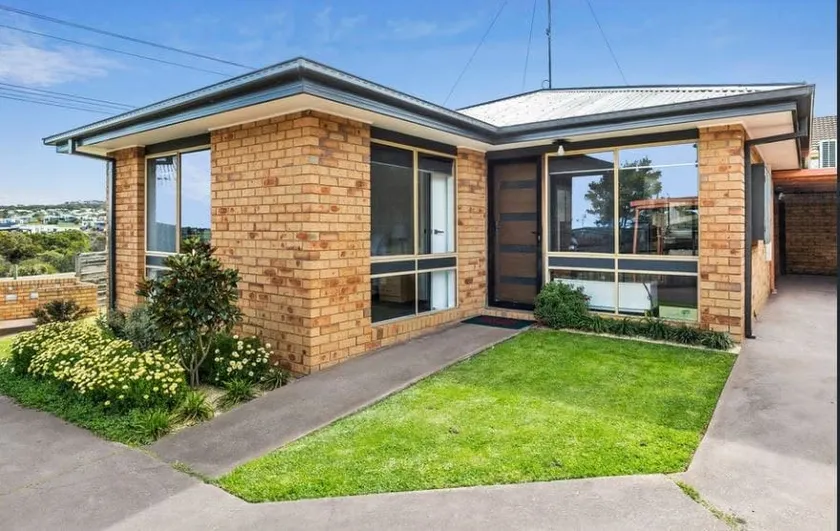 Beachside Torquay Unit: Walk to Surf, Food and Fun - Image 1