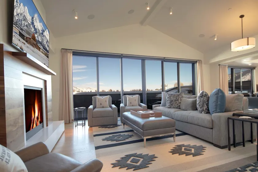 Town Hill Penthouse Luxury Condo w/Private Hot Tub - Image 1