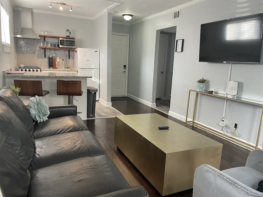 Heart of Henderson - Modern with Comfy King Bed - Image 1