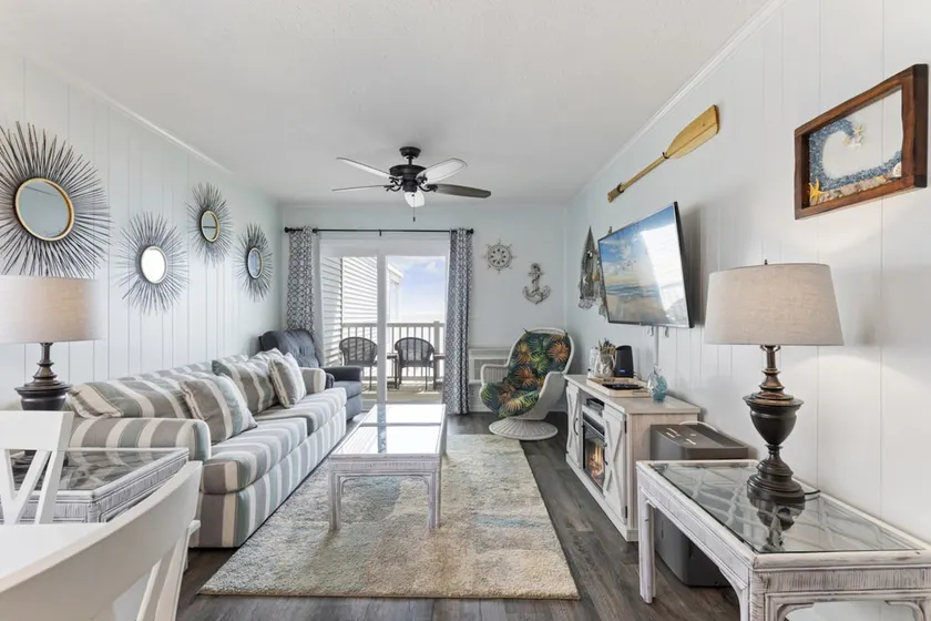Bright and Sunny Condo with Stunning Oceanfront - Image 1