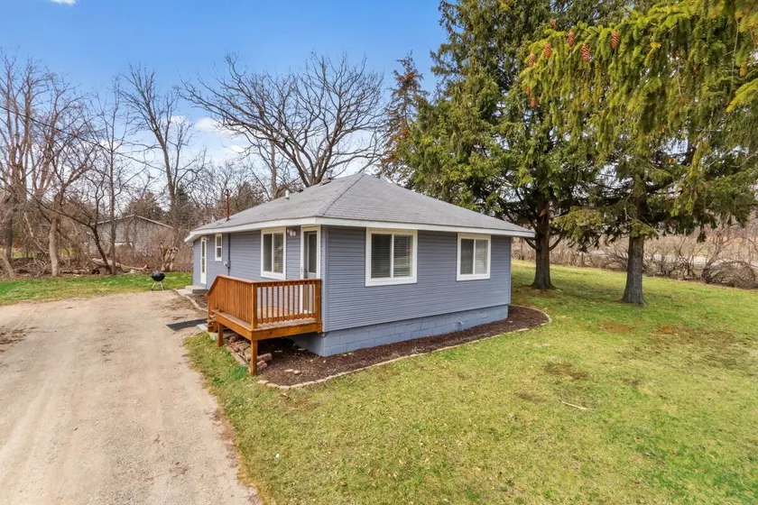Cozy 2BR Lake Geneva Home, Fire Pit, Sleeps 6 - Image 1