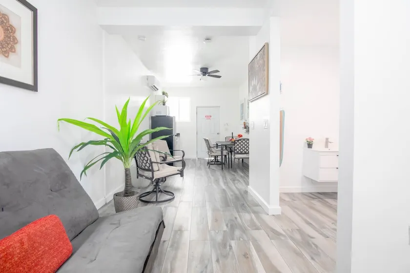 Large 2-bedroom apartment + parking included - Image 1