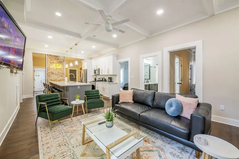 Boho Home with driveway and lots of onsuite baths! - Image 1