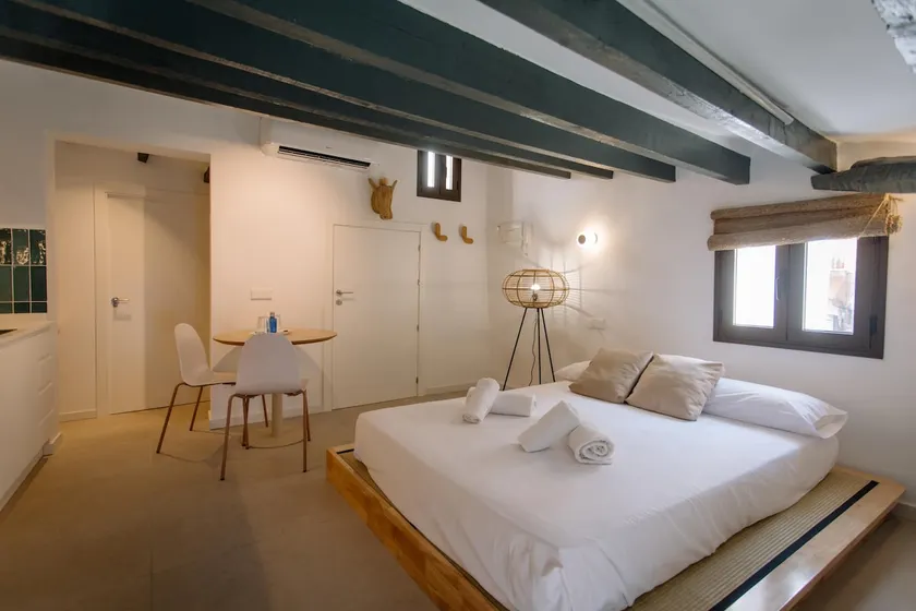 Studio-Bathroom with Shower-No view - Image 1