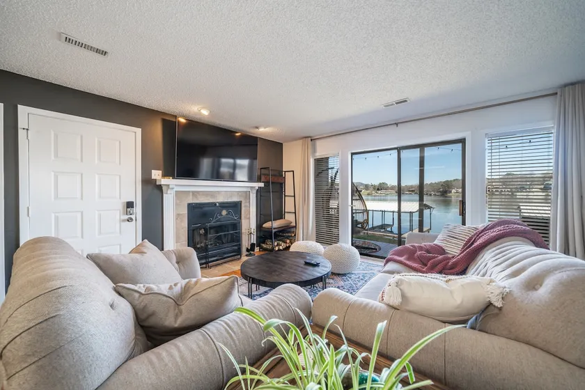 The Vandiver on Lake Hamilton, Bright and Cozy Lakefront Condo - Image 1